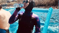 Selain hobi kulineran di kafe kekinian, Dinda Hauw yang baru saja menikah ini juga hobi travelling. Ini pose candidnya dengan sebotol air minum. Foto: Instagram @dindahauw