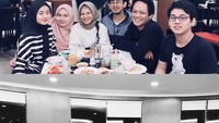 Hal yang selalu penting adalah keluarga, tulis Dinda Hauw dalam caption di sebuah foto yang memperlihatkan dirinya saat makan bersama keluarga. Foto: Instagram @dindahauw