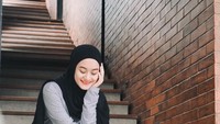 Selain jago pose OOTD di kafe kekinian, Dinda Hauw juga pandai membuat pantun dari nama makananya. Dalam caption, ia menuliskan, telur dadar, telur omelet, kamu aja yang gak sadar udah aku pelet. Foto: Instagram @dindahauw