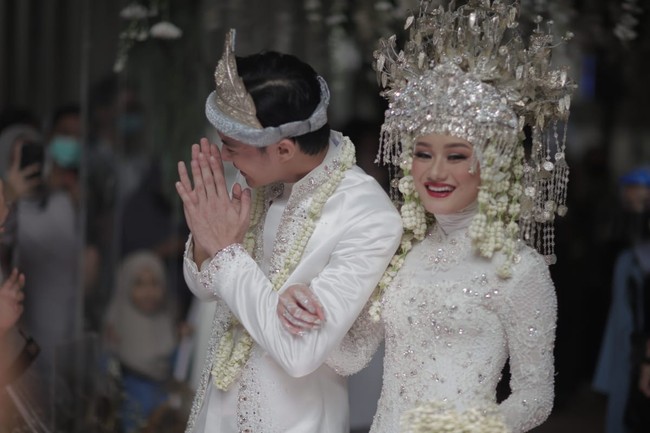 Saat menikah dengan Rey Mbayang pada 10 Juli 2020, Dinda Hauw memilih menggunakan adat Palembang. Aktris 25 tahun ini pun tampil cantik sekaligus mewah mengenakan kebaya yang dipadukan aksesori kelapa khas Palembang. Foto: dok manajemen Dinda Hauw