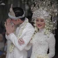 Saat menikah dengan Rey Mbayang pada 10 Juli 2020, Dinda Hauw memilih menggunakan adat Palembang. Aktris 25 tahun ini pun tampil cantik sekaligus mewah mengenakan kebaya yang dipadukan aksesori kelapa khas Palembang. Foto: dok manajemen Dinda Hauw
