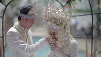 Pernikahan Dinda Hauw dan Rey Mbayang digelar sesuai protokol kesehatan yang berlaku. Foto: dok manajemen Dinda Hauw