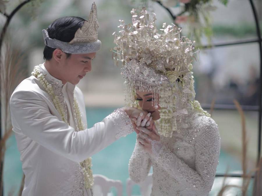 Dinda Hauw dan Rey Mbayang Resmi Nikah, Ini Fotonya - Foto 2