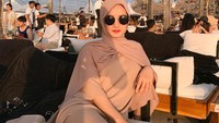 Selebriti Dinda Hauw dan penyanyi Rey Mbayang telah resmi menikah pada Jumat (10/07). Pernikahannya dilakukan dengan protokol kesehatan karena berlangsung di tengah pandemi. Foto: Instagram @dindahauw