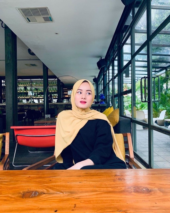 Dinda Hauw Dinda Hauw