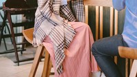 Penampilannya saat berfoto di kafe kekinian selalu membuka. Sejak memutuskan untuk berhijab, Dinda Hauw memang selalu tampil fashionable. Saat ngopi seperti ini pun tetap terlihat modis. Foto: Instagram @dindahauw