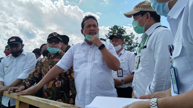 Dirjen PKTrans M. Nurdin bersama Wakil Menteri Pertahanan (Wamenhan) Sakti Wahyu Trenggono Wamen LHK Alue Dohong dan Bupati Pulang Pisau, Edy Pratowo meninjau Desa Belantikan (eks Kimtrans) Kec Pandih Batu. (Dok. Twitter @DitjenPKTrans)