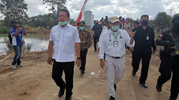 Dirjen PKTrans M. Nurdin bersama Wakil Menteri Pertahanan (Wamenhan) Sakti Wahyu Trenggono Wamen LHK Alue Dohong dan Bupati Pulang Pisau, Edy Pratowo meninjau Desa Belantikan (eks Kimtrans) Kec Pandih Batu. (Dok. Twitter @DitjenPKTrans)