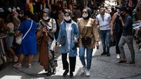 Orang-orang memakai masker berbelanja di jalan pasar Eminonu di Istanbul, Turki. Turki terus melonggorkan pembatasan dan membuka kembali sejumlah tempat-tempat umum.  