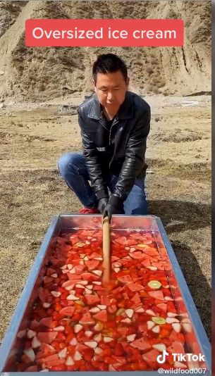 Chef di TikTok Bikin Es Krim Buah Jumbo