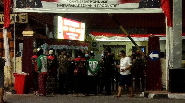 FPI Makassar demo di depan Polres Pelabuhan Makassar, Kamis (9/7/2020).
