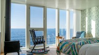Fogo Island Inn, Newfoundland, Kanada disukai karena pemandangan pantai berbatu melalui jendela kamar. Desain hotel juga identik dengan nelayan dan laut lho. (Fogo Island Inn)