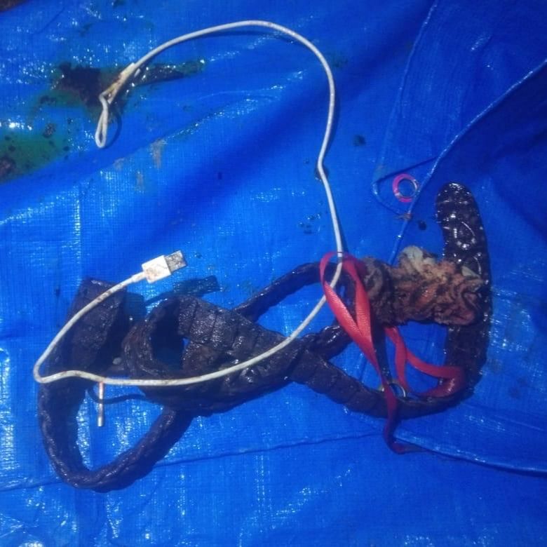 Ikat pinggang dan kabel charger HP yang digunakan eks murid habisi guru di Sumsel.