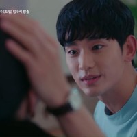 Sinopsis episode tujuh Its Okay To Not Be Okay, Moon Kang Tae dan Go Moon Young mulai pergi kencan. Bahkan Moong Kang Tae rela cuti kerja demi berpergian bersama Go Moon Young. Dan Moon Kang Tae juga tak ragu menunjukkan kasih sayangnya dengan menyentuh rambut Go Moon Young. Foto: dok. tvN