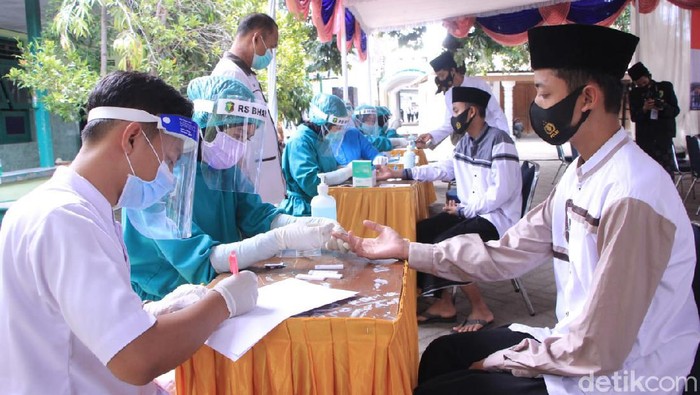 Jelang Kunjungan Kapolri, ratusan Santri Di Madiun rapid test