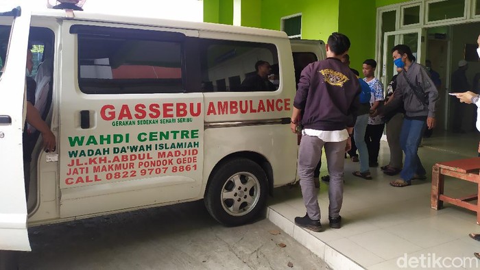 Jenazah Korban Mobil Nyemplung di Kalimalang Dibawa ke Parung (Arun/detikcom)