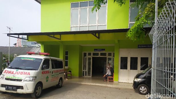 Jenazah Korban Mobil Nyemplung di Kalimalang Dibawa ke Parung (Arun/detikcom)