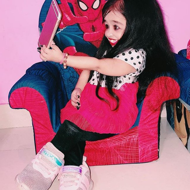 Jyoti adalah anak terakhir dari lima bersaudara. Saat mengandung Jyoti, ibunya memang sudah merasakan sesuatu yang berbeda. Sang ibu, Ranjana mengaku bahwa Jyoti tidak pernah bergerak selama berada di dalam rahimnya. Dan ketika pemeriksaan di dokter, Jyoti sangat kecil sampai dokter tidak dapat melihatnya di sonogram. Foto: Instagram @jyoti_amge