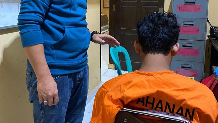 Kasat Reskrim saat mengintrogasi pelaku pemerkosa eks guru di Banyuasin
