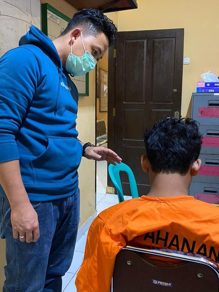 Kasat Reskrim saat mengintrogasi pelaku pemerkosa eks guru di Banyuasin