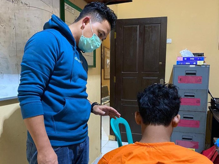 Kasat Reskrim saat mengintrogasi pelaku pemerkosa eks guru di Banyuasin