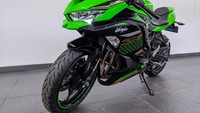 Kawasaki menjual Ninja ZX-25R dalam dua varian, standard dan ABS special edition. (Foto: Luthfi Anshori)
