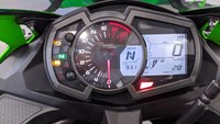 Kawasaki Ninja ZX-25R menggabungkan panel analog dan digital yang cukup informatif. (Foto: Luthfi Anshori)