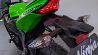 Geser ke bagian belakang, ada stop lamp dengan desain segitiga diamond yang sporty. Foto: Luthfi Anshori