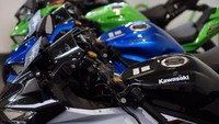 Ninja ZX-25R standar dibanderol Rp 96.000.000, sedangkan versi ABS SE Rp 112.900.000. Harga tersebut berstatus on the road Jadetabekser (Jakarta, Depok, Tangerang, Bekasi, Serang). (Foto: Rengga Sancaya)