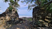 Keindahan teluk Palabuhanratu menggelitik untuk menjepretkan kamera sekedar berselfie atau mengambil foto landscape keindahan pasir, batu dan lautan. (Syahdan Alamsyah/detikcom)