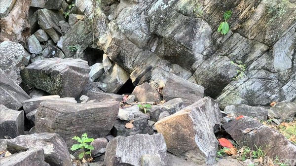 Dipercaya dua tumpukan batu itu adalah pintu gerbang bagi lautan untuk memasuki kerajaan di bawah lautan dan di lokasi inilah nama Palabuhanratu berasal. (Syahdan Alamsyah/detikcom) Dipercaya dua tumpukan batu itu adalah pintu gerbang bagi lautan untuk memasuki kerajaan di bawah lautan dan di lokasi inilah nama Palabuhanratu berasal. (Syahdan Alamsyah/detikcom)