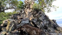 Bagi masyarakat setempat tumpukan batu itu dikenal dengan nama Batu Karut, ada dua tumpukan batu serupa di kawasan itu yang tinggi menjulang mirip pintu masuk ke kawasan pesisir pantai. (Syahdan Alamsyah/detikcom)