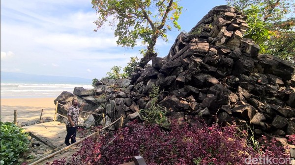 Kekar kolom itu terbentuk ketika lava atau abu vulkanik yang sangat panas yang perlahan menjadi dingin secara alami, bukti dari keberadaan gunung api di masa lampau. (Syahdan Alamsyah/detikcom) Kekar kolom itu terbentuk ketika lava atau abu vulkanik yang sangat panas yang perlahan menjadi dingin secara alami, bukti dari keberadaan gunung api di masa lampau. (Syahdan Alamsyah/detikcom)