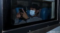 Jika saat proses boarding (pengecekan tiket) penumpang kedapatan tidak memenuhi ketentuan tersebut, maka tidak diperkenankan melakukan perjalanan dan tiket dapat dibatalkan dengan pengembalian bea penuh 100%.
