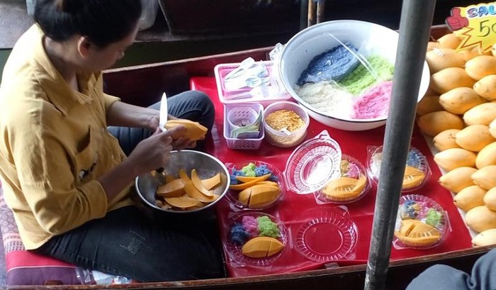 Keseruan Belanja Oleh-oleh Thailand di Damnoen Saduak