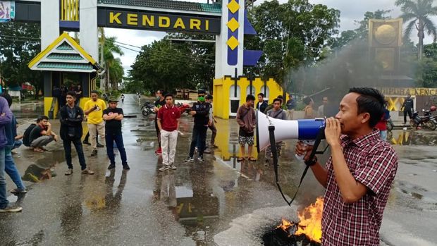 Ketua HMI Kendari, Zulkarnain saat berorasi menolak kedatangan TKA China, Sultra, Jumat (10/7/2020).