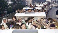 International Criminal Tribunal for the former Yugoslavia (ICTY) mencatat serangan militer sebelum terjadinya upaya pembersihan etnis telah dimulai sejak tahun 1992. Warga Srebrenica pun diketahui telah menjadi target serangan artileri, bom pesawat tempur, hingga penembak jitu tentara Serbia sejak tahun 1992 hingga 1993. AP Photo/Michel Euler, File