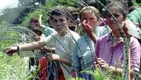 Pembantaian Srebrenica tak hanya menjadi catatan kelam bagi Eropa. Pembantaian itu juga menjadi catatan buruk bagi PBB, karena tentara UNPROFOR yang dibentuk PBB memicu kontroversi dan kecaman usai menukar 5.000 pengungsi dengan 14 tentaranya yang ditahan oleh pasukan Mladic. Pasukan Belanda berdalih mereka juga berpotensi menjadi korban pembantaian hingga kemudian memutuskan menukar para pengungsi Bosnia dengan 14 tentara mereka. AP Photo/Darko Bandic, File.