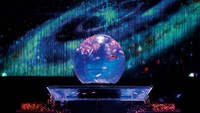 Ada juga Earth Aquarium Japonism yakni tangki melingkar yang diisi dengan ikan koi berwarna-warni yang mewakili bumi dilihat dari luar angkasa. (Foto: dok. Art Aquarium Japan)