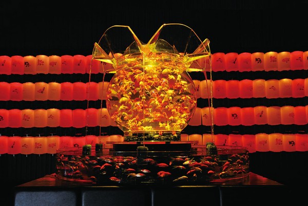 Salah satu instalasi yang menarik disebut Oiran Dochu yang berarti prosesi pelacur. Instalasi ini terinspirasi dai kawasan red light pada zaman Edo. (Foto: dok. Art Aquarium Japan) Salah satu instalasi yang menarik disebut Oiran Dochu yang berarti prosesi pelacur. Instalasi ini terinspirasi dai kawasan red light pada zaman Edo. (Foto: dok. Art Aquarium Japan)