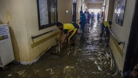 Genangan lumpur yang disebabkan oleh luapan sungai di belakang rumah sakit tersebut terjadi pada Kamis (9/7/2020) petang akibat hujan deras.