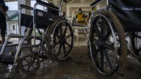 Petugas mengamankan barang-barang dari dalam ruang perawatan yang digenangi lumpur di Rumah Sakit Umum Daerah (RSUD) Torabelo, Kabupaten Sigi, Sulawesi Tengah, Jumat (10/7/2020).
