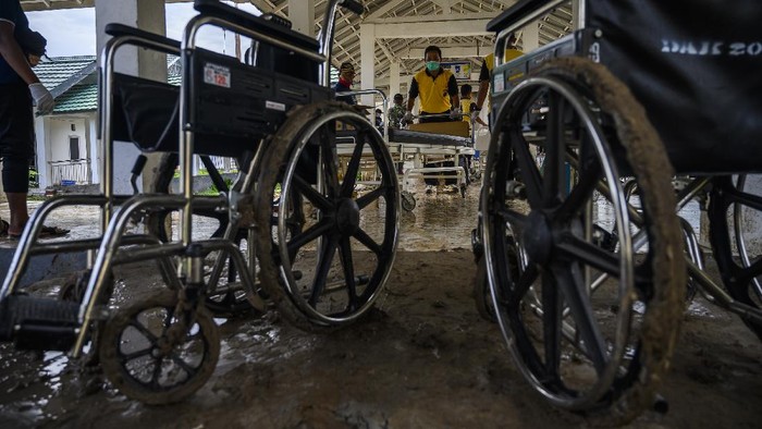 Petugas mengamankan barang-barang di dalam ruang perawatan yang digenangi lumpur di Rumah Sakit Umum Daerah (RSUD) Torabelo, Kabupaten Sigi, Sulawesi Tengah, Jumat (10/7/2020). Genangan lumpur yang disebabkan oleh luapan sungai di belakang rumah sakit tersebut terjadi pada Kamis (9/7/2020) petang akibat hujan deras dan mengakibatkan sebagian besar pasien meninggalkan rumah sakit kecuali yang diisolasi karena COVID-19. ANTARAFOTO/Basri Marzuki/pras.