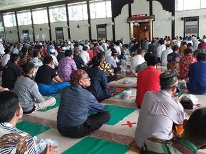 Jemaah Salat Jumat Masjid Al Falah Gunakan Sajadah Darurat Cegah COVID-19