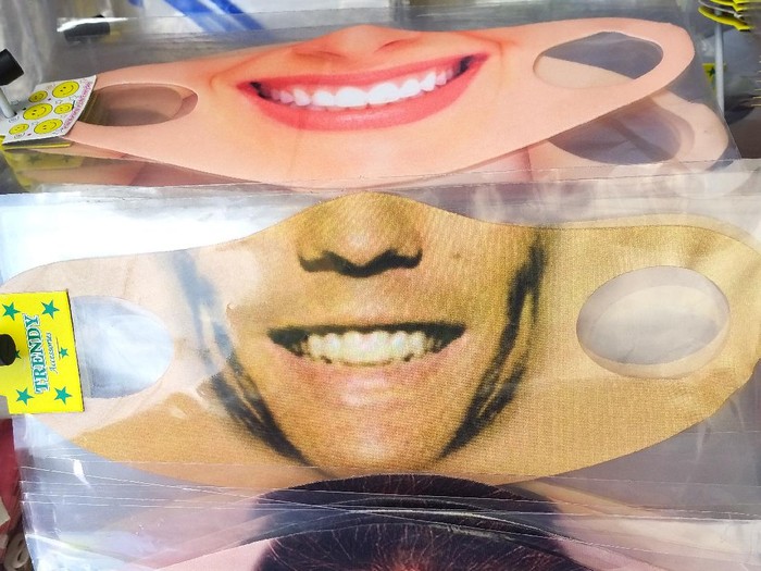 Penjual Masker Gambar Wajah Raup Keuntungan di Tengah Pandemi Penjual Masker Gambar Wajah Raup Keuntungan di Tengah Pandemi
