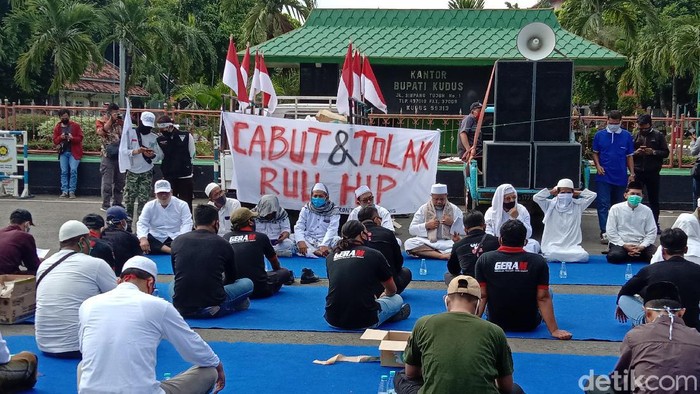 Massa demo tolak RUU HIP di Kudus