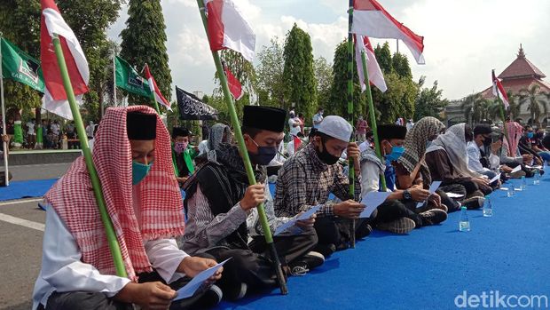Massa demo tolak RUU HIP di Kudus
