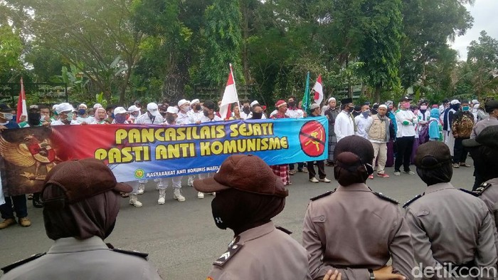 Massa demo tolak RUU HIP geruduk DPRD Purworejo