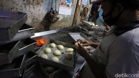 Menurut pekerja sebelum pandemi COVID-19 mereka mampu membuat hingga 4.000-5.000 roti per hari.