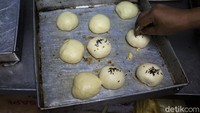 Namun saat pandemi ini, produksi roti hanya 1.000-1500 per hari.